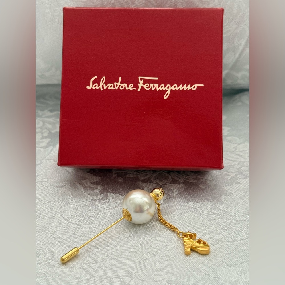 ***sold***SALVATORE FERRAGAMO Gold Tone Pearl Pin Brooch